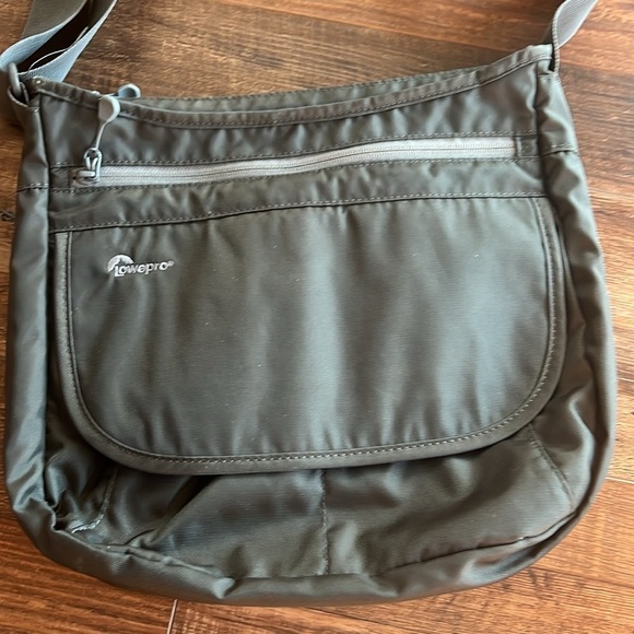 Lowepro StreamLine 250 Camera Shoulder Bag Multi-device Everyday Camera Bag - Picture 5 of 12